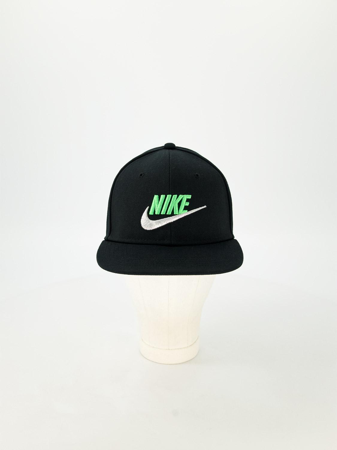 NIKE Pet Pro in Zwart